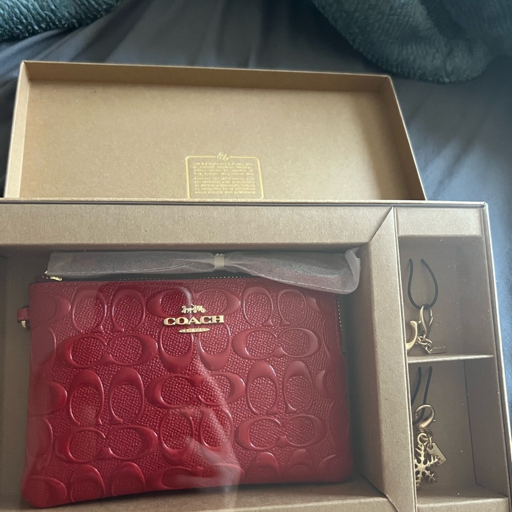 🎁 Coach Boxed Corner Zip Wristlet In Signature Leather in gold/electric red - Picture 4 of 13